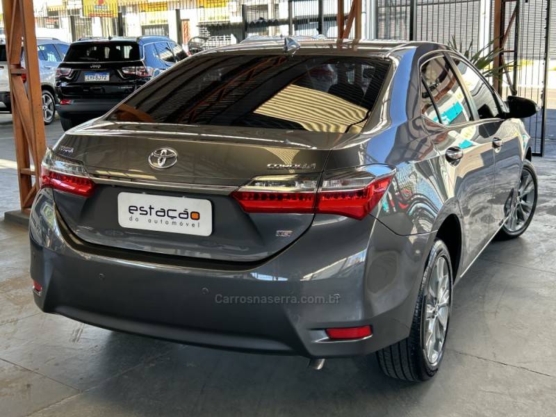 TOYOTA - COROLLA - 2018/2019 - Cinza - R$ 106.900,00