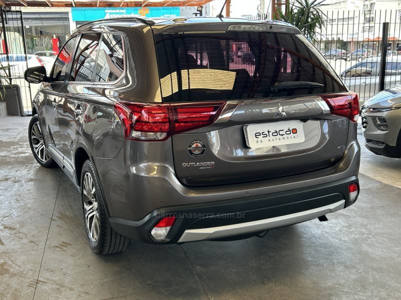 MITSUBISHI - OUTLANDER - 2015/2016 - Marrom - R$ 116.900,00