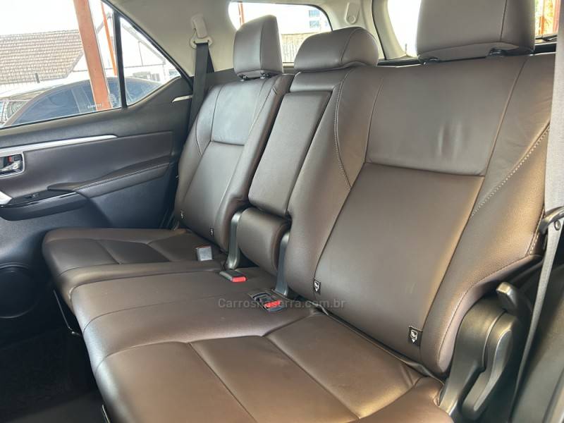 TOYOTA - HILUX SW4 - 2020/2020 - Cinza - R$ 262.900,00