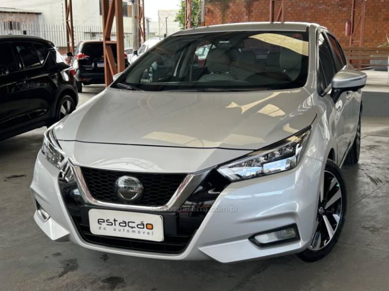 NISSAN - VERSA - 2021/2022 - Prata - R$ 94.900,00