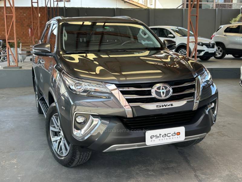 TOYOTA - HILUX SW4 - 2020/2020 - Cinza - R$ 262.900,00
