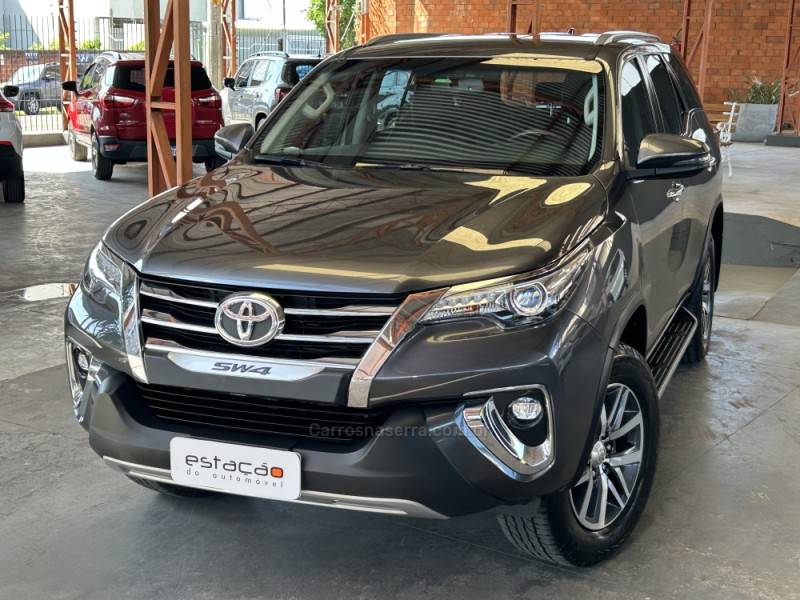 TOYOTA - HILUX SW4 - 2020/2020 - Cinza - R$ 262.900,00