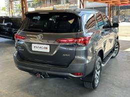 TOYOTA - HILUX SW4 - 2020/2020 - Cinza - R$ 262.900,00