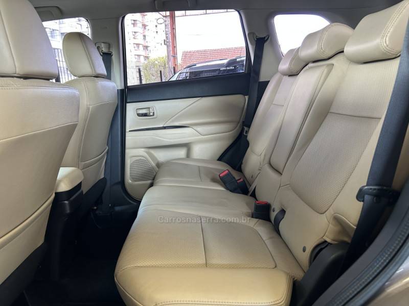 MITSUBISHI - OUTLANDER - 2015/2016 - Marrom - R$ 116.900,00