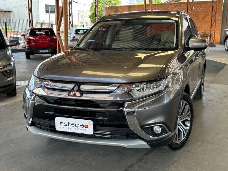 MITSUBISHI - OUTLANDER - 2015/2016 - Marrom - R$ 116.900,00