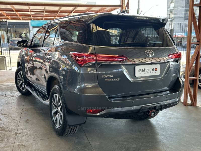 TOYOTA - HILUX SW4 - 2020/2020 - Cinza - R$ 262.900,00